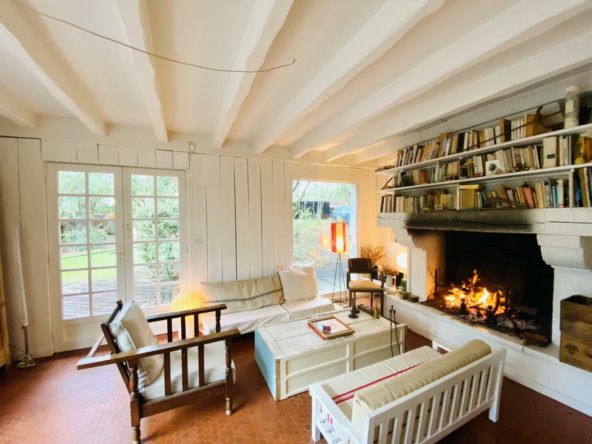 Villa avec piscine Piraillan Cap Ferret - salon avec cheminée
